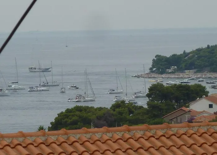 Double Hvar 15378a Pensión 3*